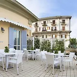 The Five Couette-café