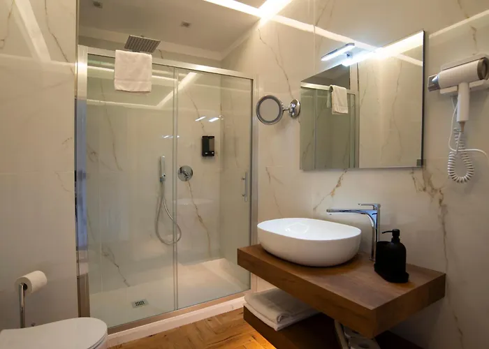 ザ ファイブ ルームズ ベッド・アンド・ブレックファスト 4*